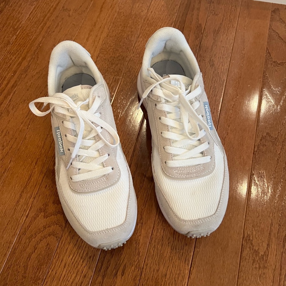 Reebok sneakers great condition - Picture 3 of 8